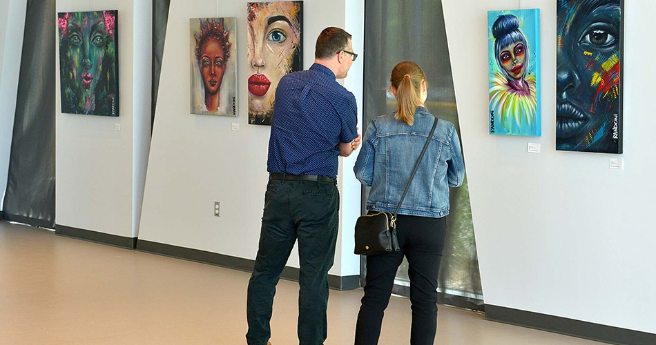 Couple qui regarde une exposition de peintures