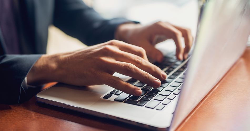 Homme qui tape sur un clavier