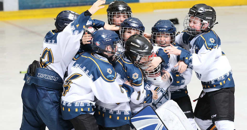 Jeunes joueurs de hockey heureux
