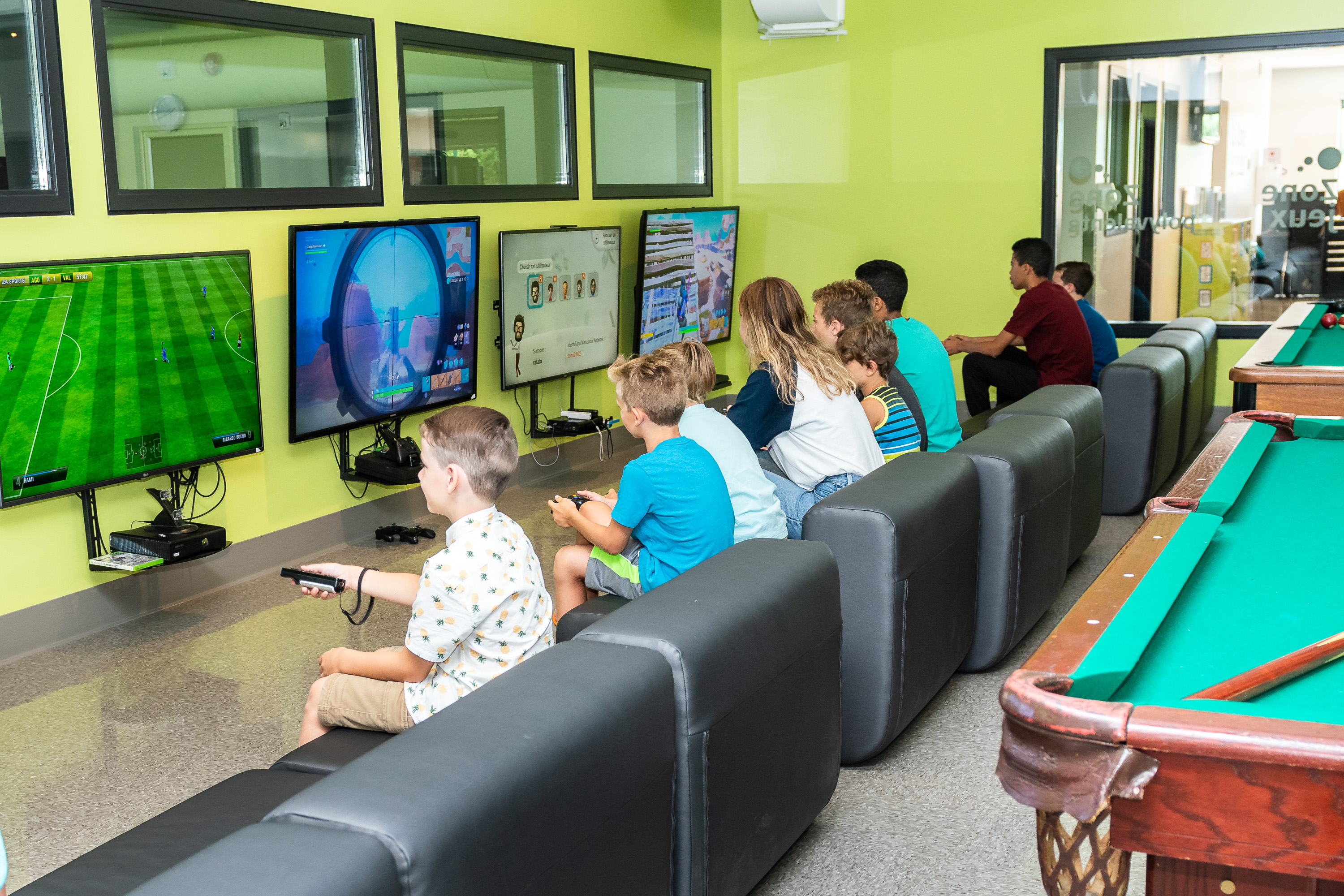 Jeunes qui jouent à des jeux vidéos