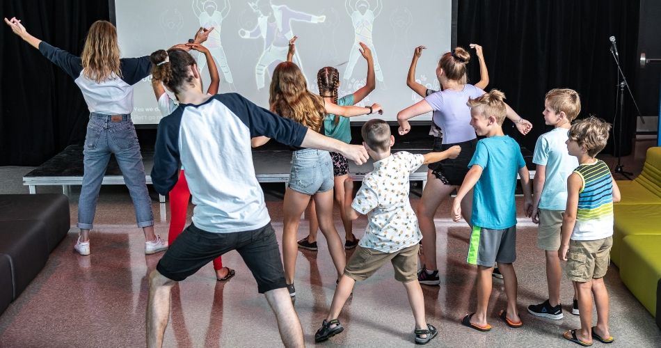 Jeunes qui jouent à un jeu de danse