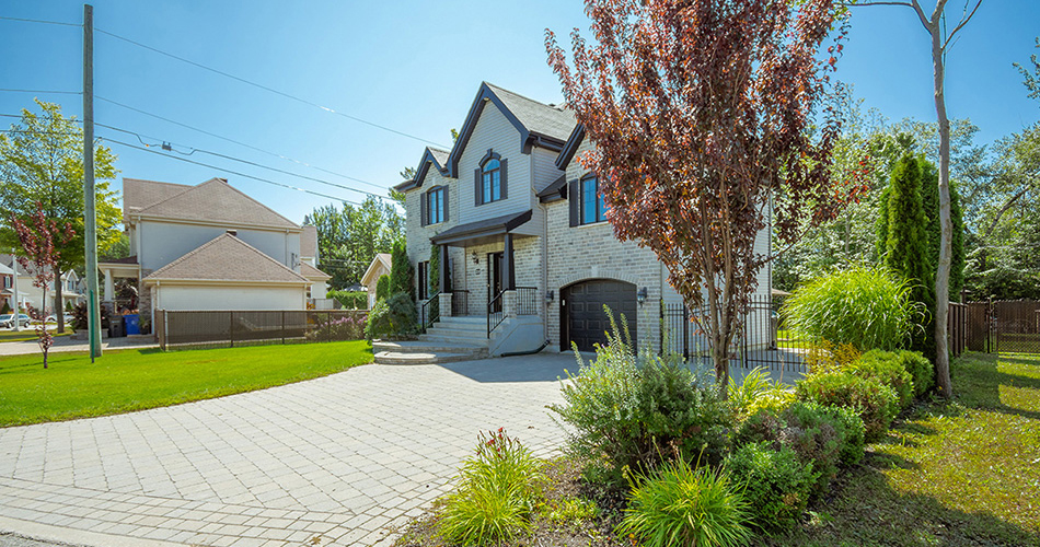 Maison avec aménagement paysager