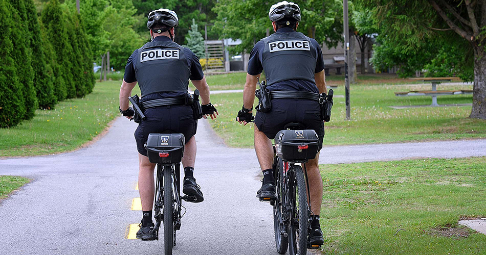 Deux policiers à vélo