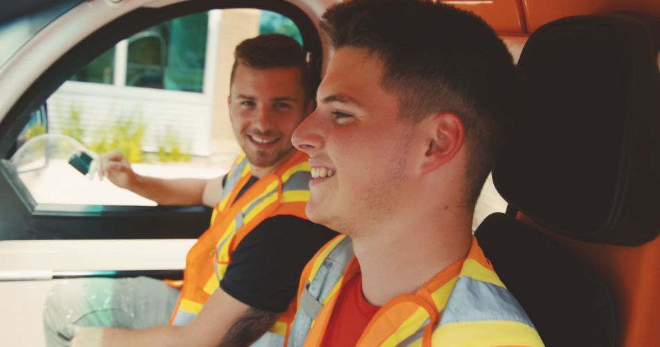 2 jeunes employés dans un véhicule de la Ville