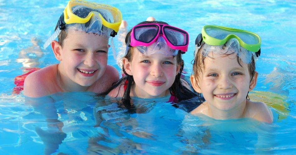 Trois enfants dans une piscine