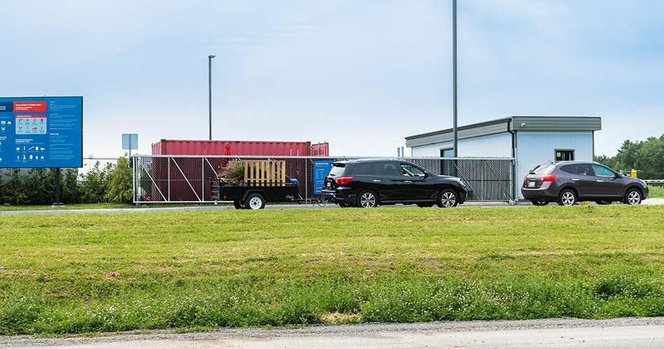 Voitures devant l'écocentre de Blainville